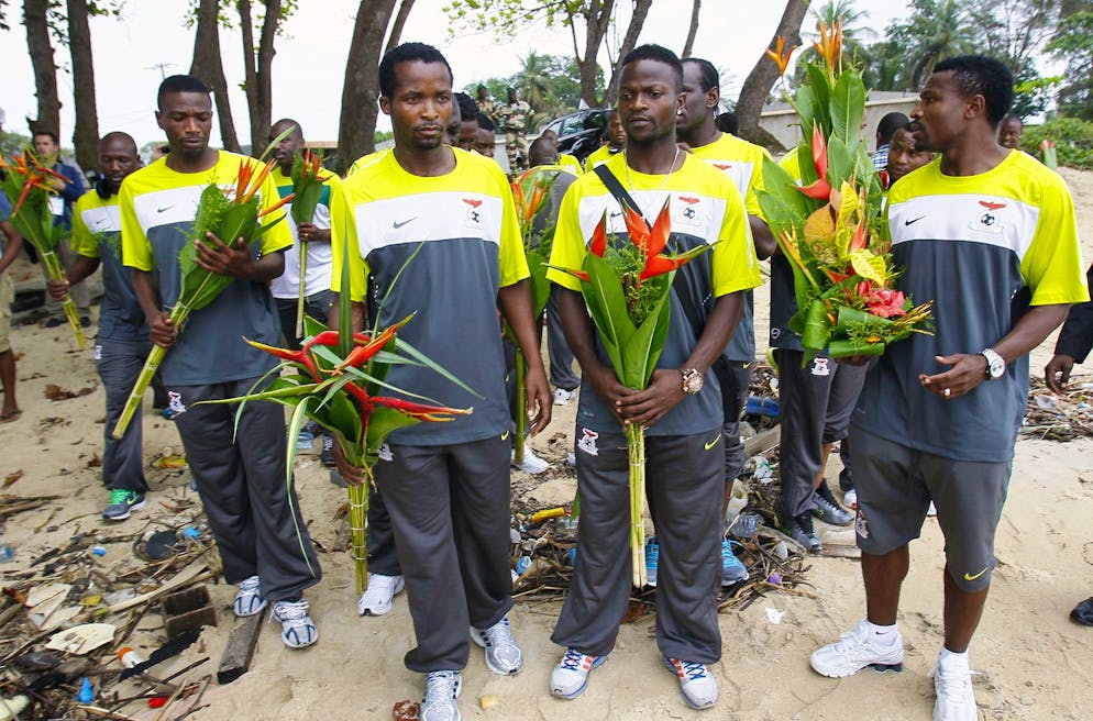 Prima della finale di Libreville nel 2012, i giocatore dei Chipolopolo ricordano i loro predecessori nel luogo in cui si schianto l'aereo con a bordo l'intera squadra nazionale.