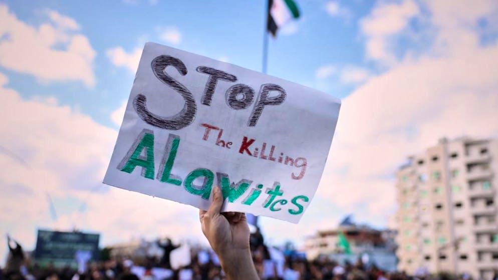 dpatopbilder - Demonstranten der alawitischen religiösen Minderheit demonstrieren zwei Tage nach einem Bombenanschlag in einer alawitischen Moschee in Homs, bei dem acht Menschen getötet und 18 verletzt wurden. Foto: Omar Albam/AP/dpa