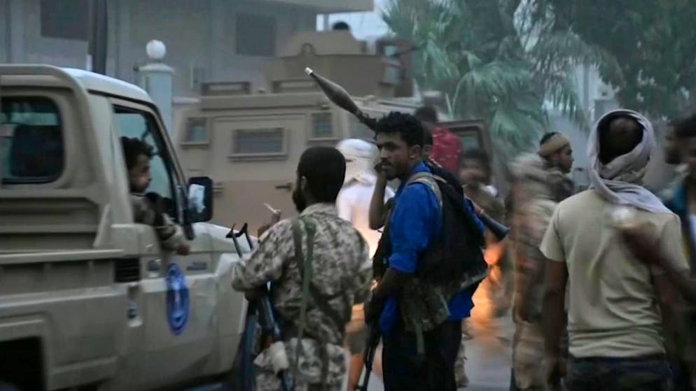 ARCHIV - Auf diesem Videostandbild sind Kämpfer des südlichen Übergangsrats (STC) zu sehen, als sie sich auf dem Weg zum Präsidentenpalast machen. Foto: Uncredited/AP/dpa