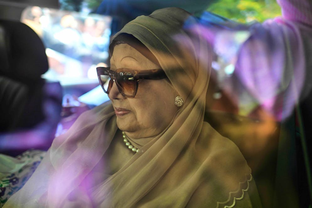 L'ancienne Première ministre bangladaise Khaleda Zia, souffrante, quitte l'aéroport en voiture après son arrivée de Londres, le 6 mai 2025, à Dhaka, au Bangladesh. 