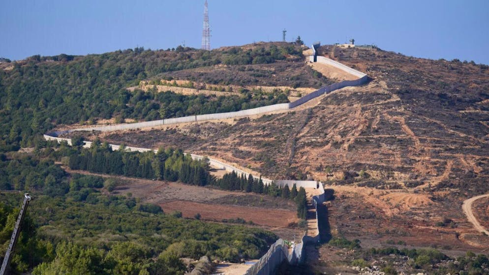 ARCHIV - Eine Mauer, Teil der Grenze zum Libanon, im Norden Israels. Foto: Ariel Schalit/AP/dpa/Symbolbild