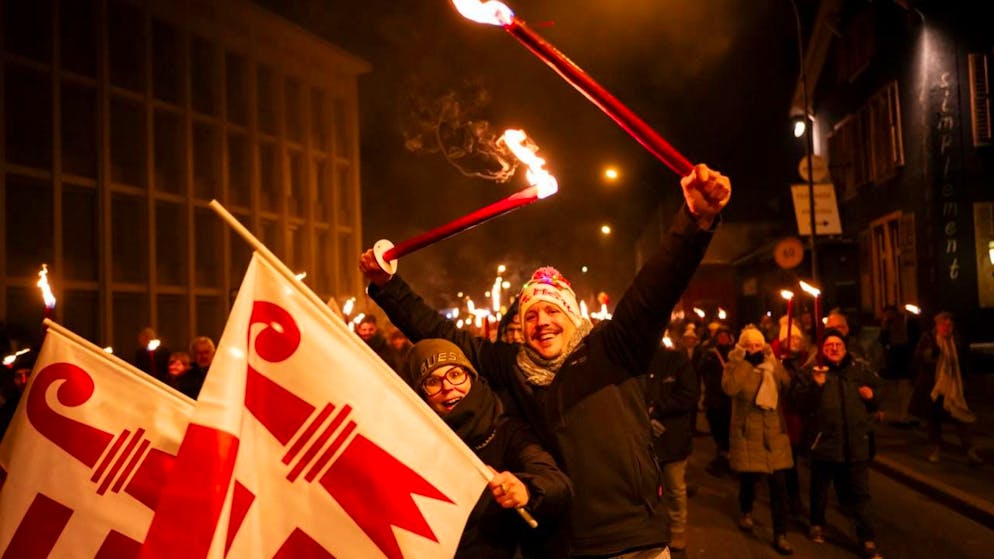 Projurassierinnen und -jurassier feiern am Silvesterabend mit einem Fackelumzug den Wechsel des bisher bernischen Städtchens zum Kanton Jura.