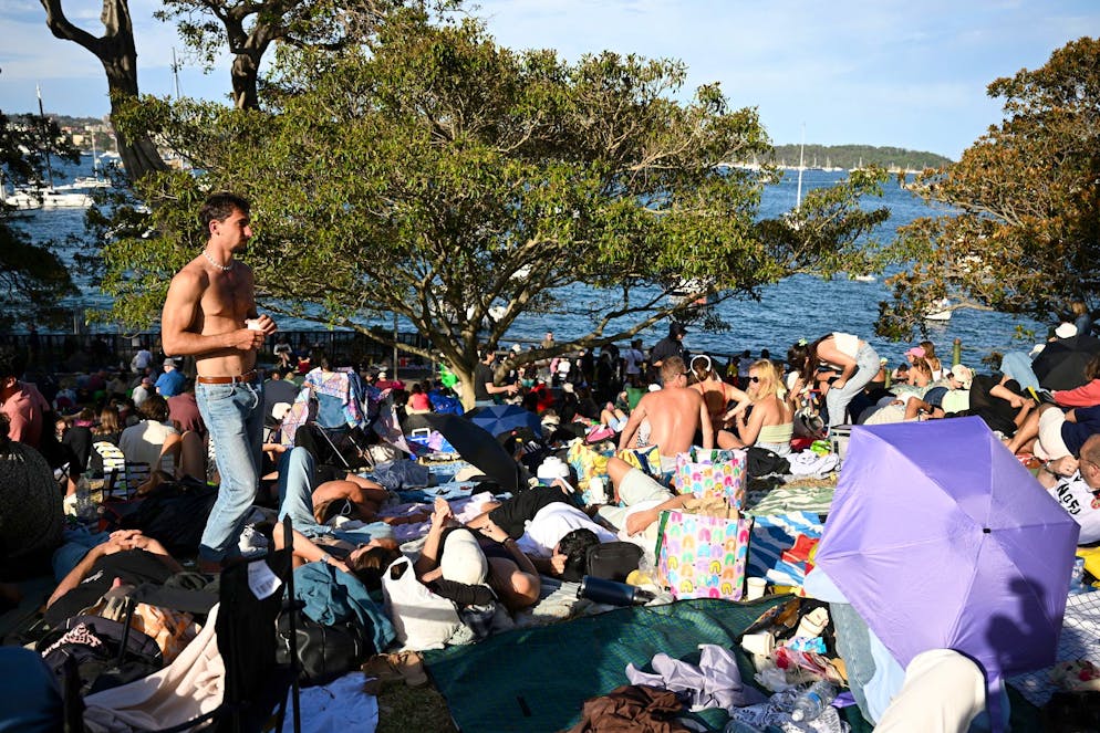 Partyvolk richtet sich am 31. Dezember in Sydney für das Feuerwerk ein.