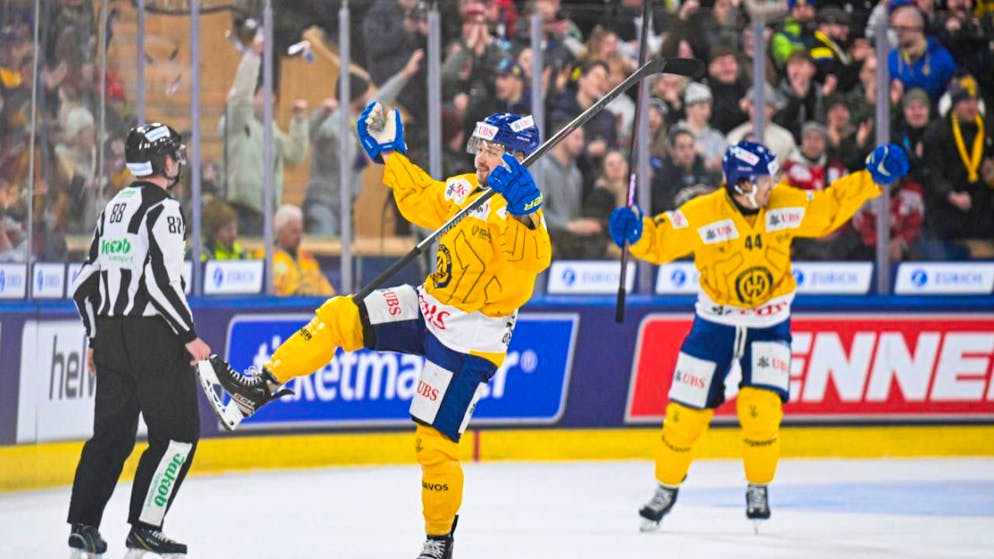 Die Davoser jubeln über den Sieg am Spengler Cup