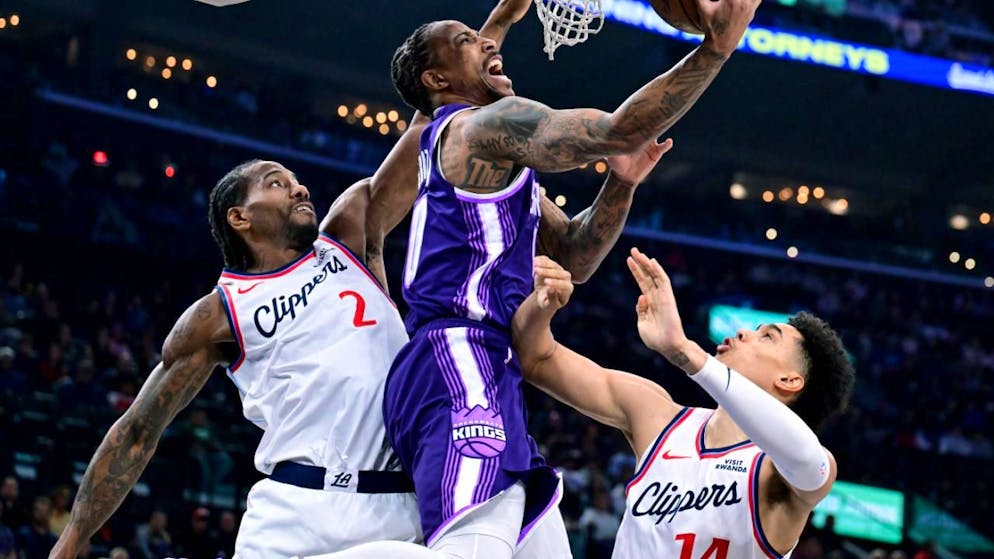 Yanic Konan Niederhäuser (rechts) hilft Teamkollege Kawhi Leonard in der Defensive