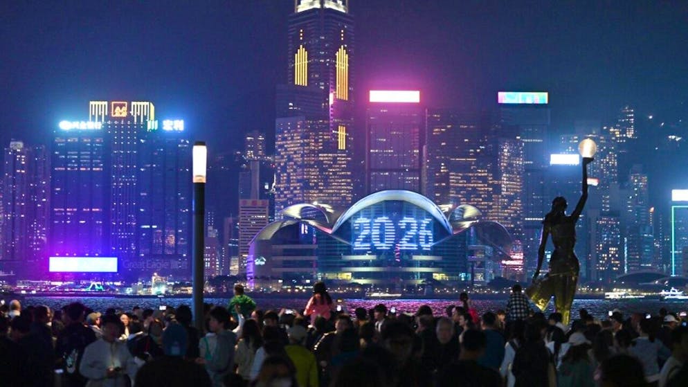 dpatopbilder - Besucher, die auf den Silvester-Countdown warten, sind in der Nähe des Victoria-Hafens in Hongkong zu sehen. Foto: Kobe Li/Nexpher via ZUMA Press Wire/dpa