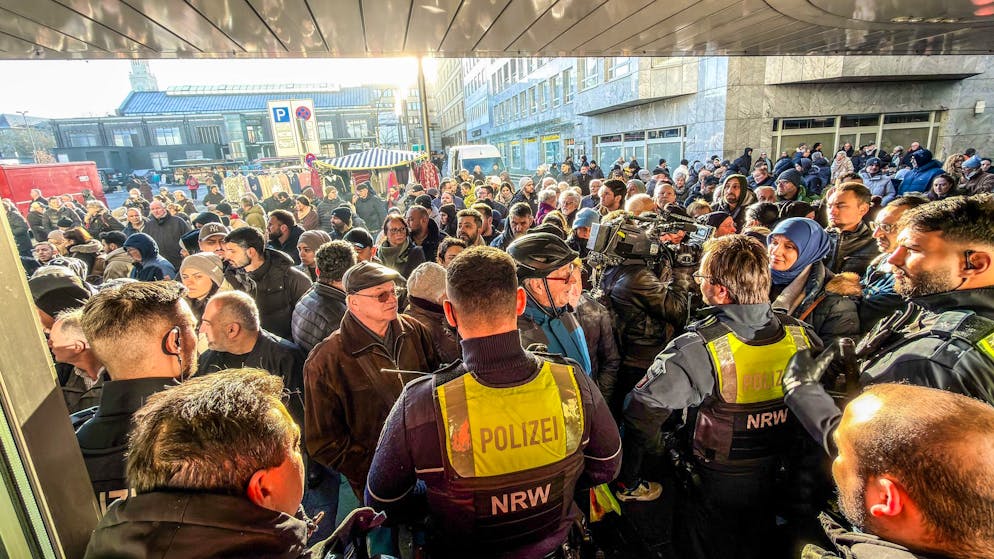 Suche nach Panzerknackern von Gelsenkirchen - Gallery. Nach dem Einbruch in den Tresorraum der Bank fordern besorgte Kunden Informationen.