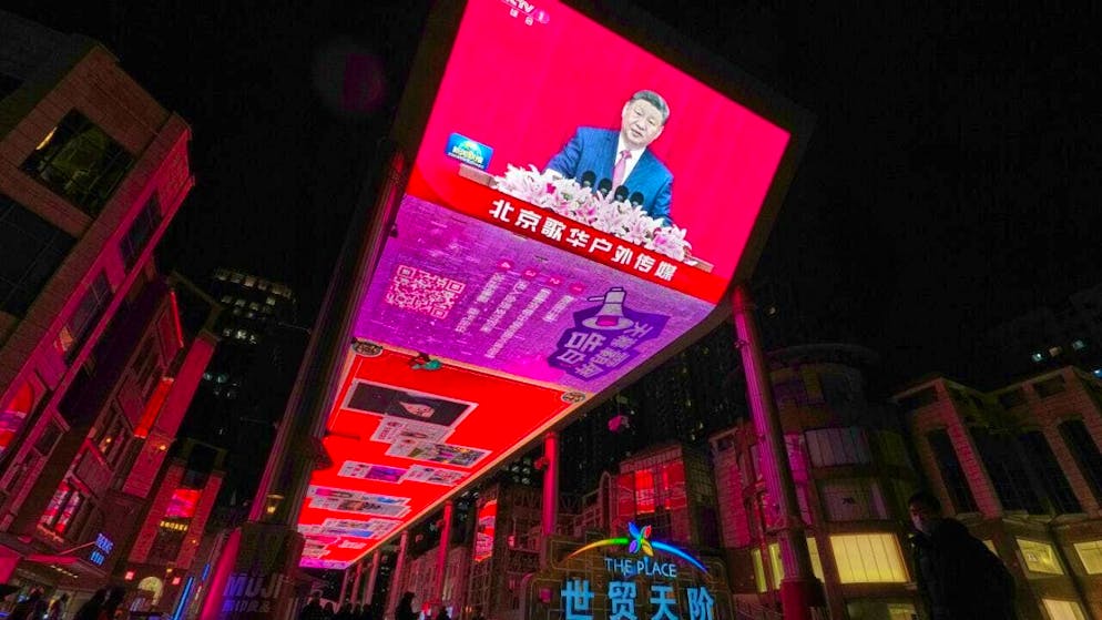 People gather in front of a large screen in a shopping mall where CCTV is showing the broadcast of Chinese President Xi Jinping, who is also General Secretary of the Central Committee of the Communist Party of China and Chairman of the Central Military Commission, as he speaks at the New Year event of the National Committee of the Chinese People's Political Consultative Conference (CPPCC) in Beijing. Photo: Andy Wong/AP/dpa