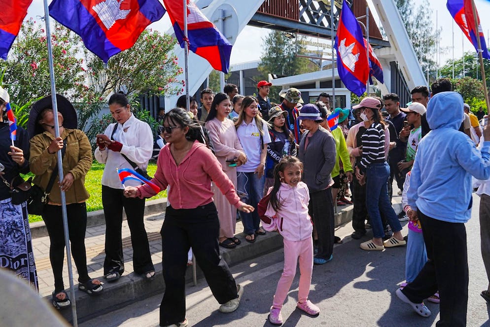 Des villageois cambodgiens se rassemblent pour accueillir des soldats libérés à leur arrivée à l'ancien aéroport international de Phnom Penh, au Cambodge, le mercredi 31 décembre 2025, après avoir été capturés et détenus par la Thaïlande. (AP Photo/Heng Sinith)
