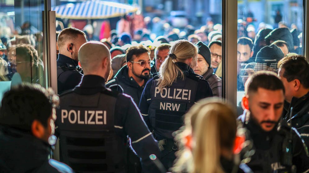 Suche nach Panzerknackern von Gelsenkirchen - Gallery. Polizeieinsatz an der Sparkassenfiliale in Gelsenkirchen-Buer. Eine grosse Menschenmenge versammelte sich vor der Filiale.