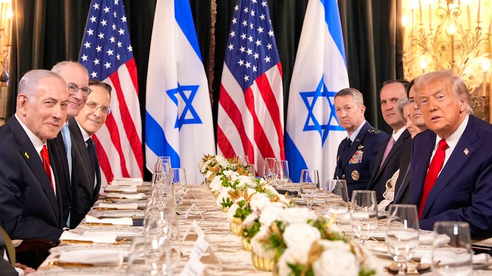 US-Präsident Donald Trump (r.) und der israelische Premierminister Benjamin Netanjahu am Montag beim Lunch in Trumps Club Mar-a-Lago in Florida.