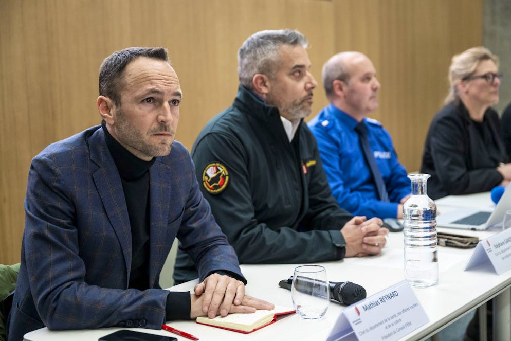 Crans-Montana, inferno a Capodanno. Il presidente del Consiglio di Stato vallesano Mathias Reynard (il primo da sinistra) ha fatto il punto per quel che concerne i mezzi utilizzati: «Tutti i nostri mezzi sono stati messi in azione: sono intervenuti 10 elicotteri, 40 ambulanze. (...) Sono stati messi a disposizione delle cellule di sostegno psicologico».