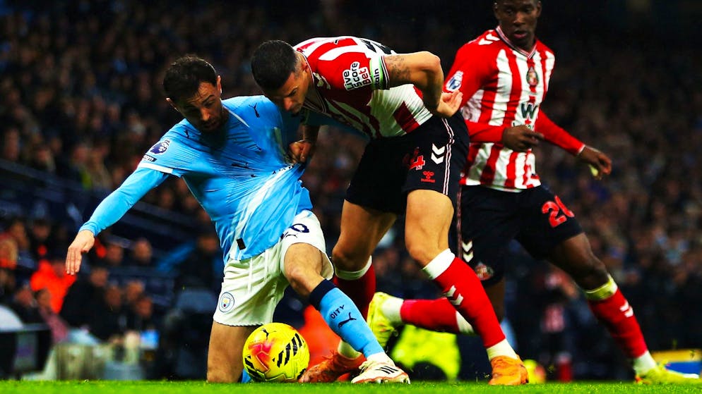 Xhaka lors d'un duel musclé avec Bernardo Silva