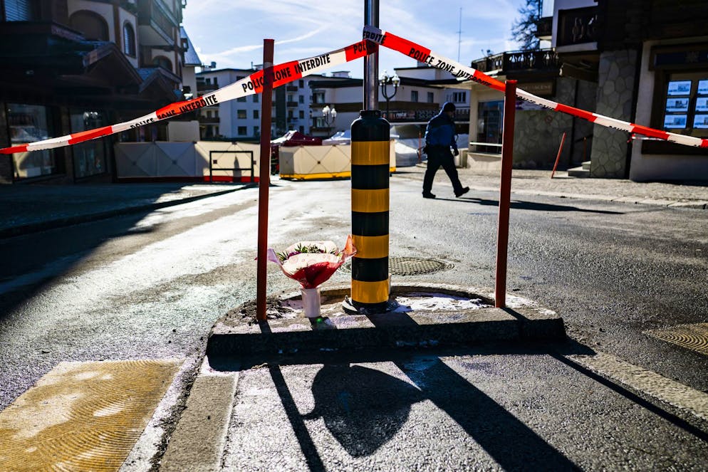 Crans-Montana, inferno a Capodanno. Compaiono i primi fiori nei pressi del bar «Le Constellation».