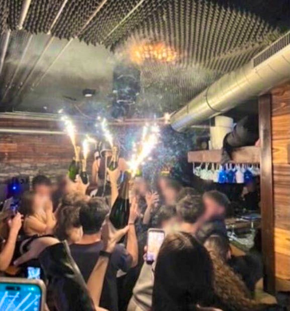 The fire disaster at the New Year's Eve party begins at this moment: sparklers ignite the soundproofing on the ceiling of the bar.