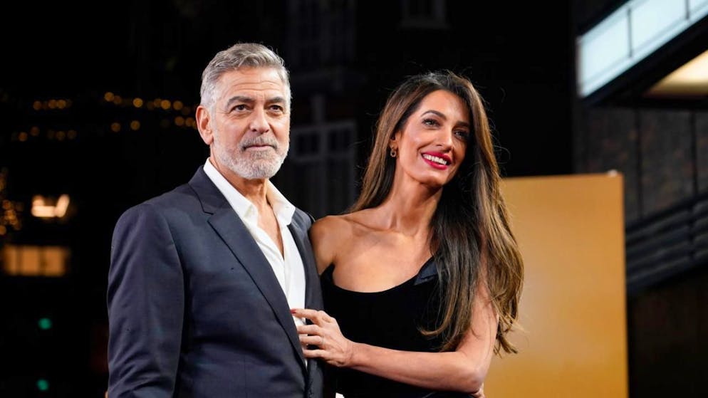 La naturalisation du couple Clooney et ses deux enfants fait aussi du bruit en France en plein resserrement des conditions d'accès à la citoyenneté.