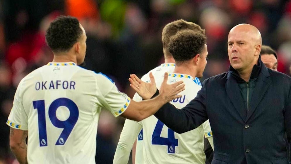 Hard-fought point: Liverpool coach Arne Slot congratulates Swiss Leeds player Noah Okafor