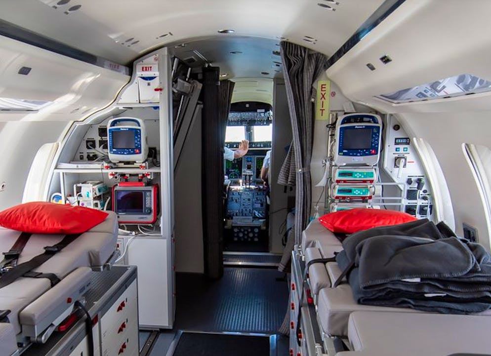 Blick ins Innere des Ambulanzjets, wo sich höhenverstellbare Liegen und viele Geräte befinden.