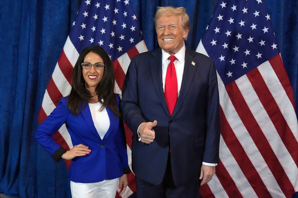 Damals passte ein Blatt zwischen die beiden: Lauren Boebert und Donald Trump im Oktober 2024 in Aurora, Colorado.