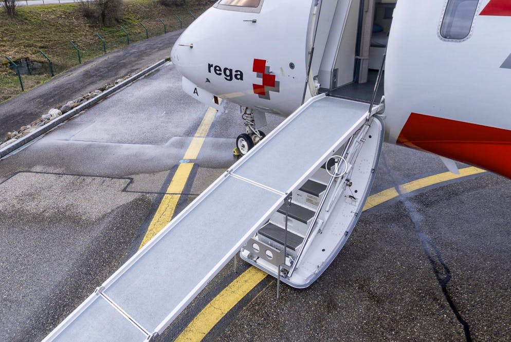 Über diese Rampe werden Patient*innen störungsfrei in das Flugzeug geschoben.