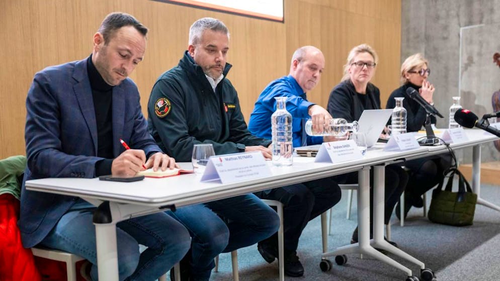 Gemäss den Behörden ist in der Bar in Crans-Montana zunächst ein Feuer ausgebrochen. Im Zuge dessen sei es zu Explosionen gekommen.
