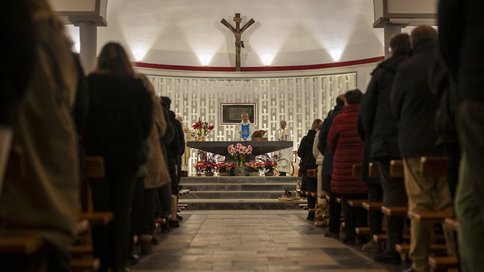 Bischof Jean-Marie Lovey vom Bistum Sitten trauert um die Opfer der Brandkatastrophe und spricht den betroffenen Familien sein Beileid aus.