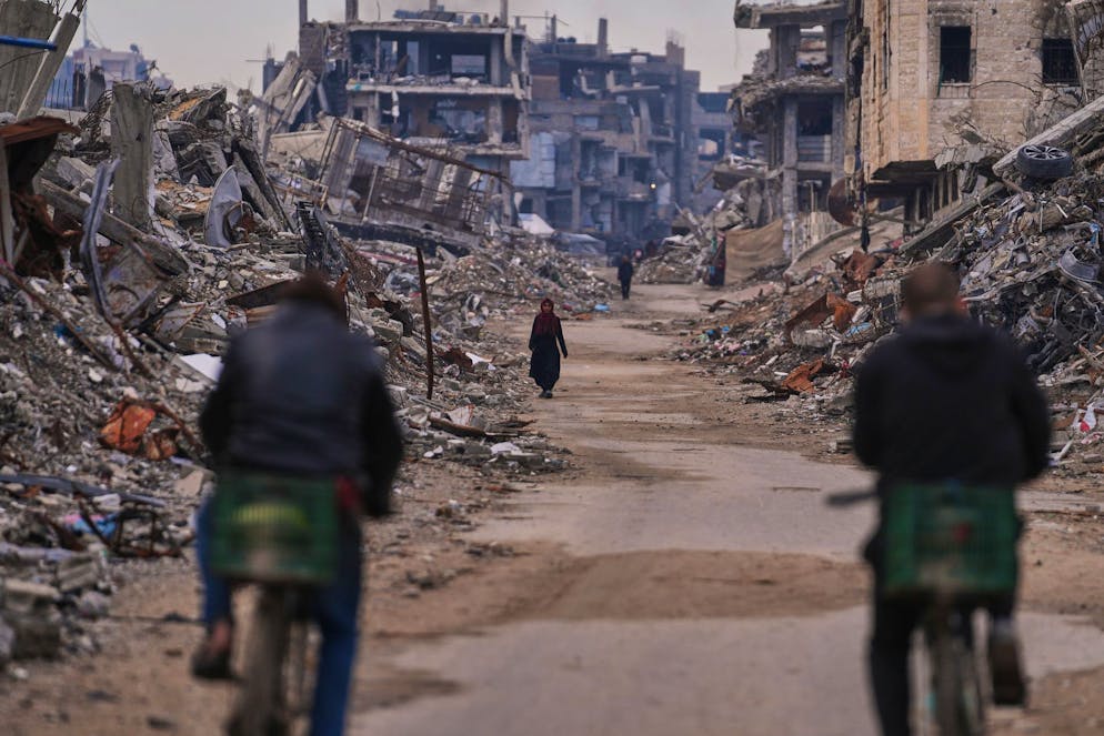 A Gaza City, la popolazione vive tra le macerie.