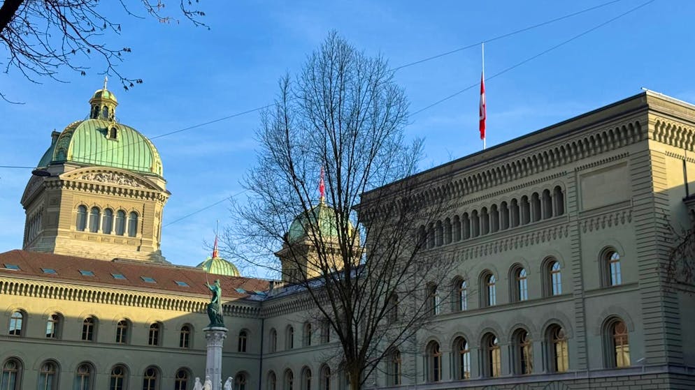 Die Flaggen auf dem Bundeshaus stehen auf Halbmast. 