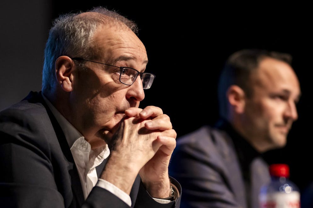 Crans-Montana, inferno a Capodanno. Guy Parmelin, a sinistra, presidente della Confederazione durante la conferenza stampa accanto a Mathias Reynard, presidente del consiglio di Stato vallesano.