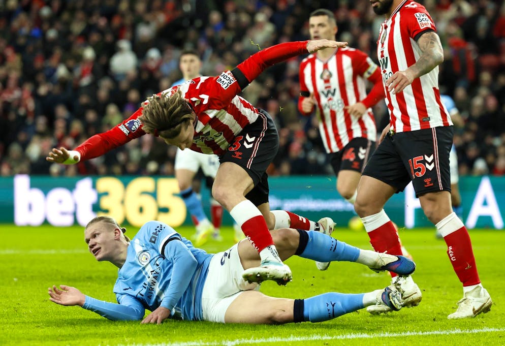 Diesmal mit Ladehemmung: Erling Haaland (l) patzte mit Manchester City zum Start ins neue Jahr.