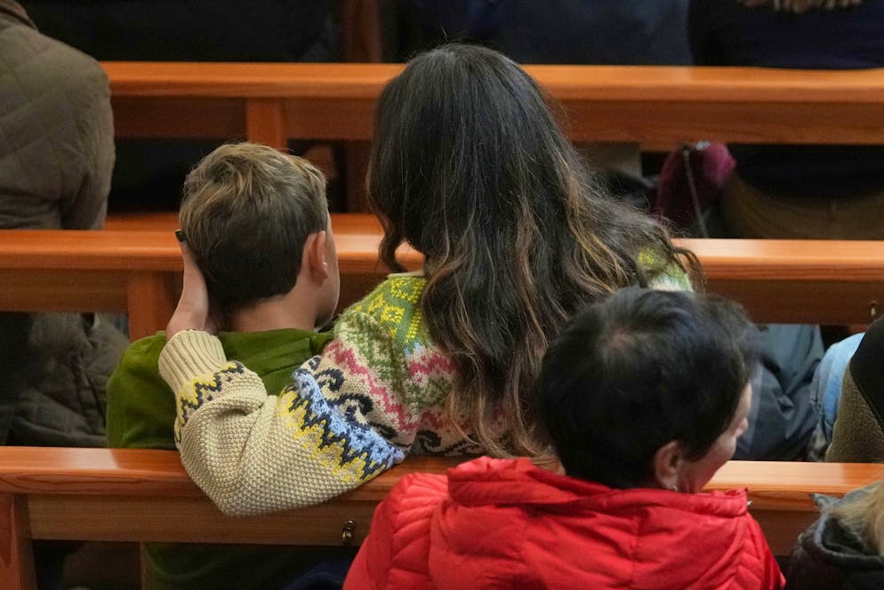 Crans-Montana, inferno a Capodanno. La gente partecipa alla messa di Capodanno nella chiesa cattolica di Crans-Montana per ricordare le vittime del devastante incendio al bar Le Constellation, che ha causato morti e feriti durante i festeggiamenti di Capodanno a Crans-Montana, nelle Alpi svizzere, giovedì 1 gennaio 2026.