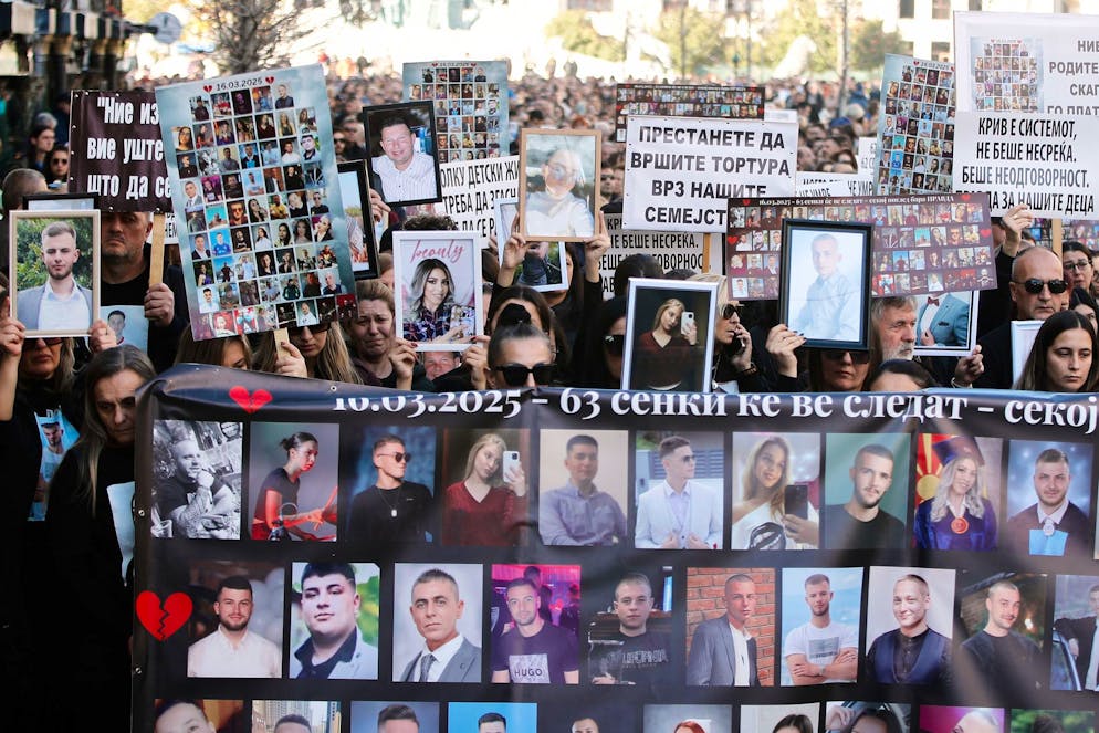 Les proches des victimes de l'incendie de la discothèque Kocani défilent pacifiquement lors d'une manifestation à Skopje, en Macédoine du Nord, le samedi 15 novembre 2025, quelques jours avant le début du procès pour cet incendie. (AP Photo/Boris Grdanoski)