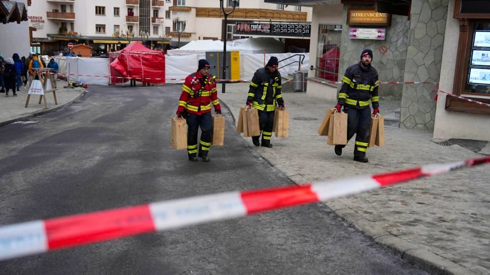 Pompieri al lavoro davanti al bar di Crans-Montana.