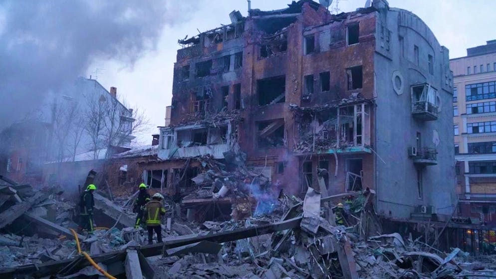 Rescue workers extinguish a fire after a Russian missile attack. Photo: Andrii Marienko/AP/dpa