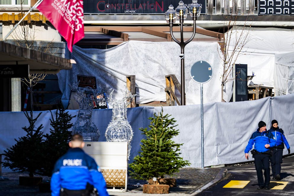 Crans-Montana. Des policiers inspectent la zone où un incendie d'origine inconnue s'est déclaré au bar-salon Le Constellation, faisant plusieurs morts et blessés, pendant les célébrations du Nouvel An, à Crans-Montana, en Suisse, le jeudi 1er janvier 2026.
