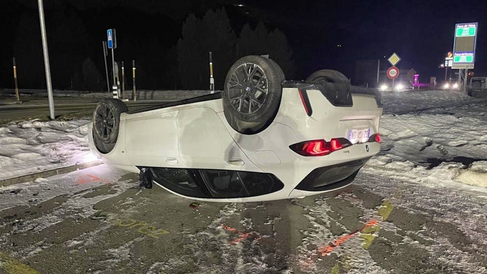 Il veicolo abbandonato in mezzo alla strada.