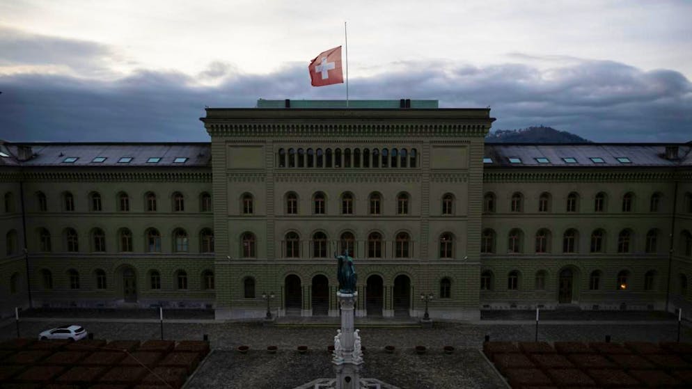 Die Schweizer Flagge am Bundeshaus steht nach der Brandkatastrophe in Crans-Montana auf Halbmast.