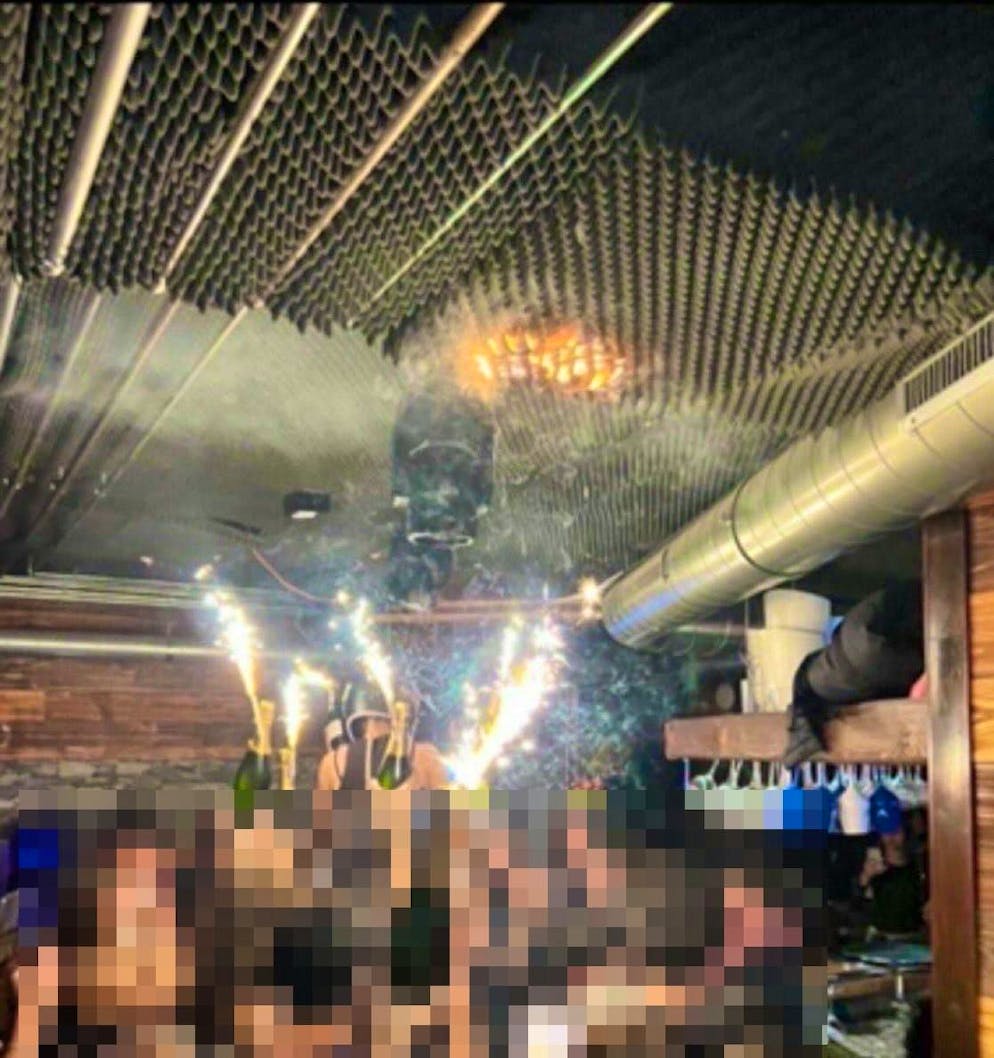 This photo from inside the bar is supposed to show the outbreak of the fire in Crans-Montana.