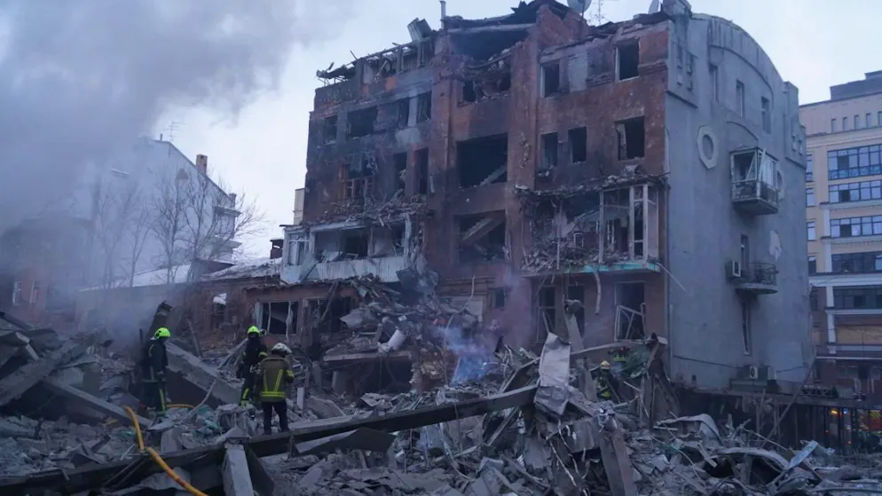 Rettungskräfte löschen einen Brand nach einem russischen Raketenangriff. Foto: Andrii Marienko/AP/dpa