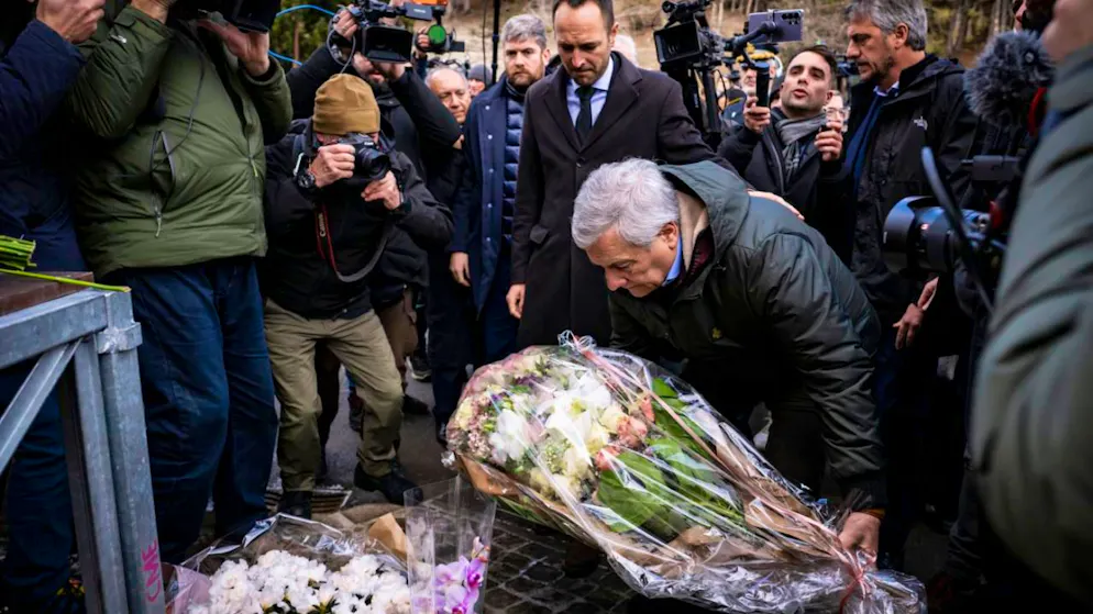 Der italienische Aussenminister Antonio Tajani legt am Unglücksort Blumen nieder.