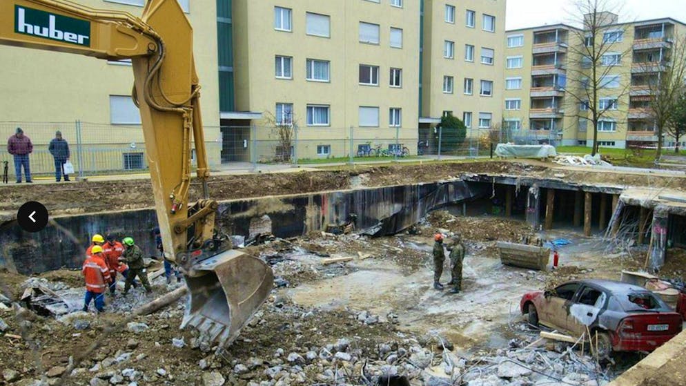 Il crollo di un soffitto ha seppellito dieci vigili del fuoco in un parcheggio sotterraneo.