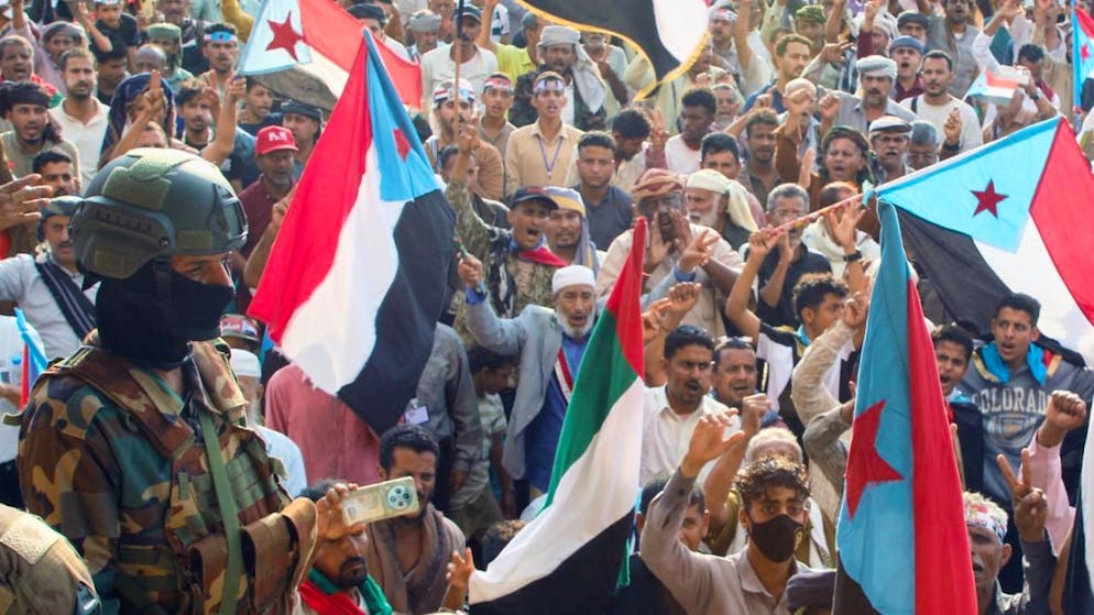Anhänger des Südlichen Übergangsrats (STC), einer Koalition separatistischer Gruppen, bei einer Kundgebung im Jemen. Foto: Uncredited/AP/dpa