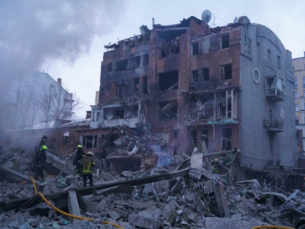 Rettungskräfte löschen einen Brand nach einem russischen Raketenangriff.