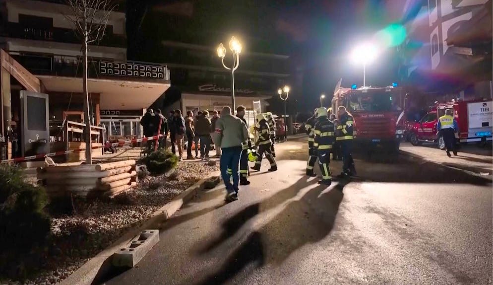 Rettungskräfte am frühen Donnerstagmorgen vor der Bar Le Constellation.