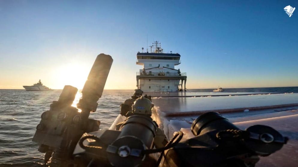 HANDOUT - Am 31. Dezember 2025 beschlagnahmten finnische Behörden im Finnischen Meerbusen das Schiff "Fitburg", das das Unterseekabel "Elisa" zwischen Helsinki und Tallinn beschädigt haben soll. Foto: -/Rajavartiolaitos/Lehtikuiva/dpa - ACHTUNG: Nur zur redaktionellen Verwendung im Zusammenhang mit der aktuellen Berichterstattung und nur mit vollständiger Nennung des vorstehenden Credits
