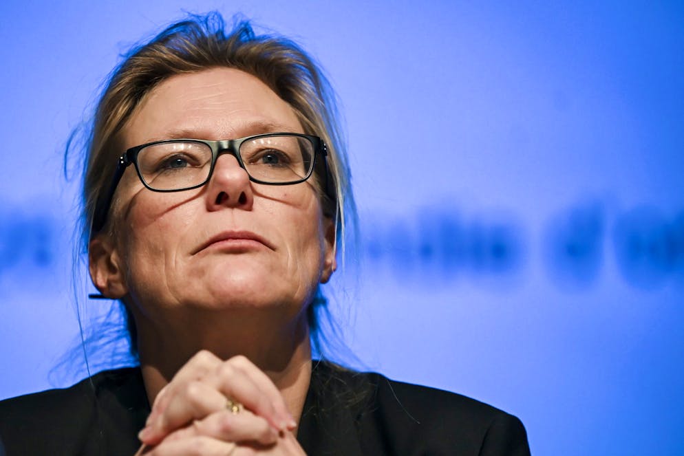 Crans-Montana, inferno a Capodanno. La procuratrice generale vallesana Beatrice Pilloud, in conferenza stampa venerdì pomeriggio, ha detto che «Tutto lascia pensare che l'incendio sia stato causato da candele o fuochi d'artificio posizionati su bottiglie di champagne». Essi erano stati posizionati «troppo vicino» al soffitto.