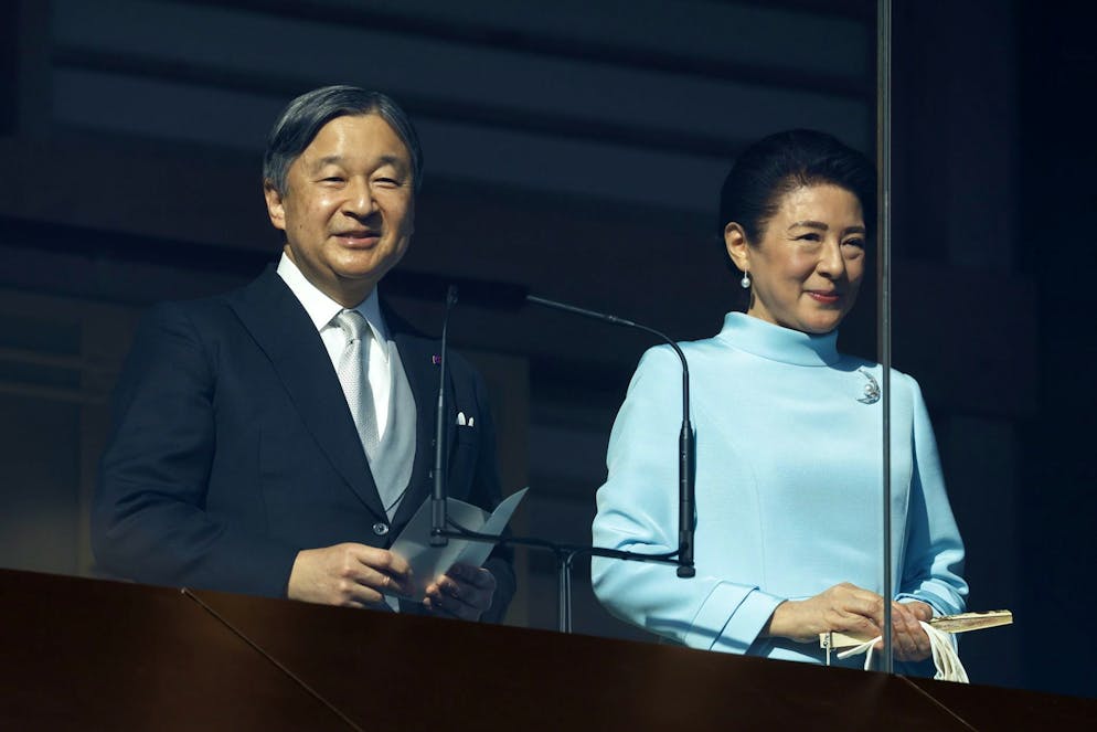 Drôle de surprise pour l'empereur Naruhito, lors lors des voeux annuels depuis un balcon du palais impérial!