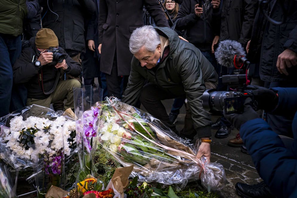 Crans-Montana, inferno a Capodanno. Antonio Tajani, Ministro degli Esteri italiano deposita un mazzo di fiori nel luogo del dramma.