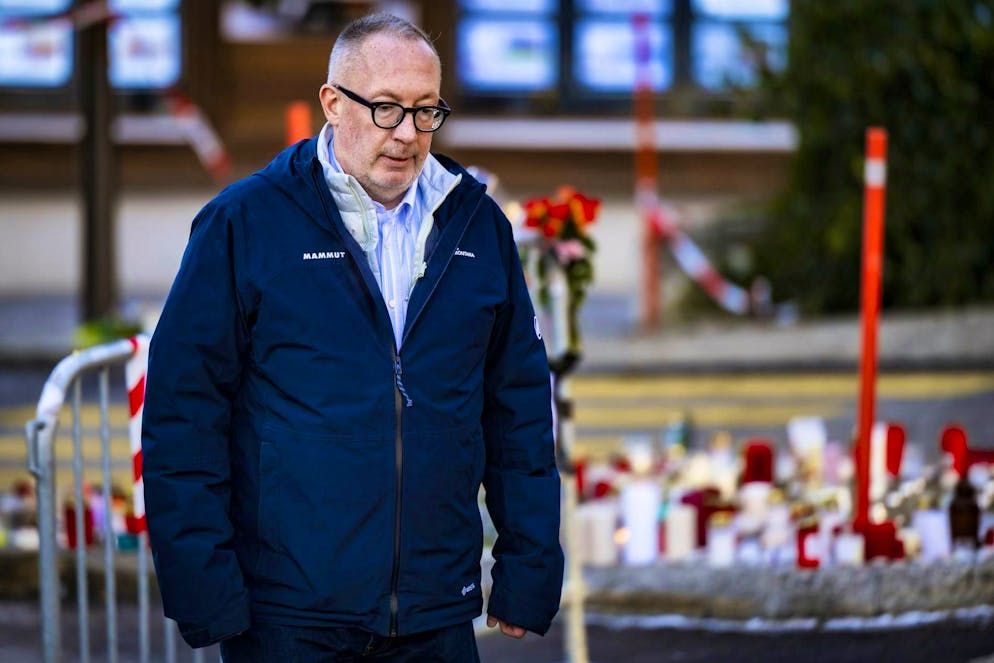 The mayor of Crans-Montana, Nicolas Féraud, in front of the scene of the accident.