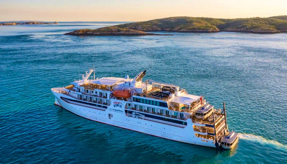 Le Coral Adventurer a heurté un récif lors d'une croisière.